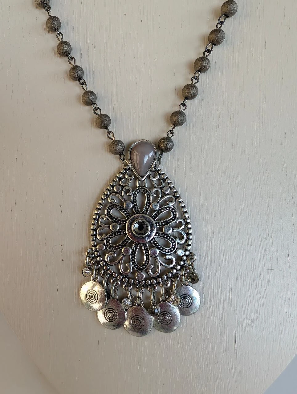 Grand collier sautoir avec perles grises et pendentif argenté PA1010